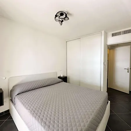 Le Palm, Climatise Pour 4 Personnes Avec Vue Et Piscine Sur Le Port D'hyeres Apartamento *