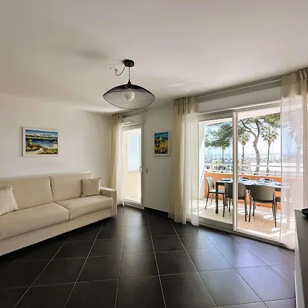 Le Palm, Climatise Pour 4 Personnes Avec Vue Et Piscine Sur Le Port D'hyeres Apartamento *